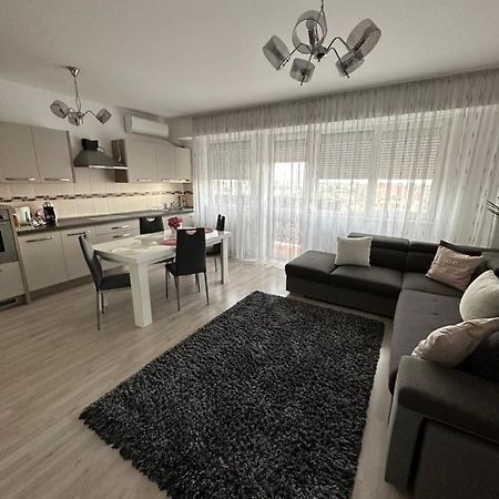Class Deluxe Apartments Орадя Экстерьер фото