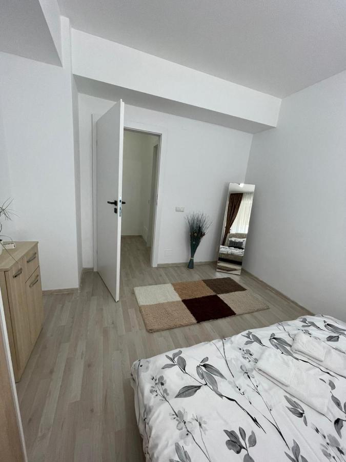 Class Deluxe Apartments Орадя Экстерьер фото