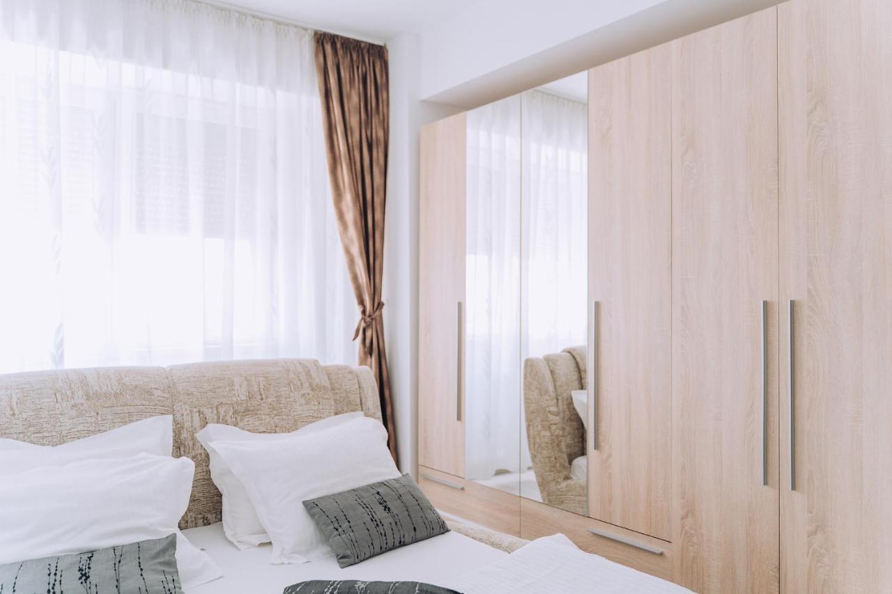 Class Deluxe Apartments Орадя Экстерьер фото