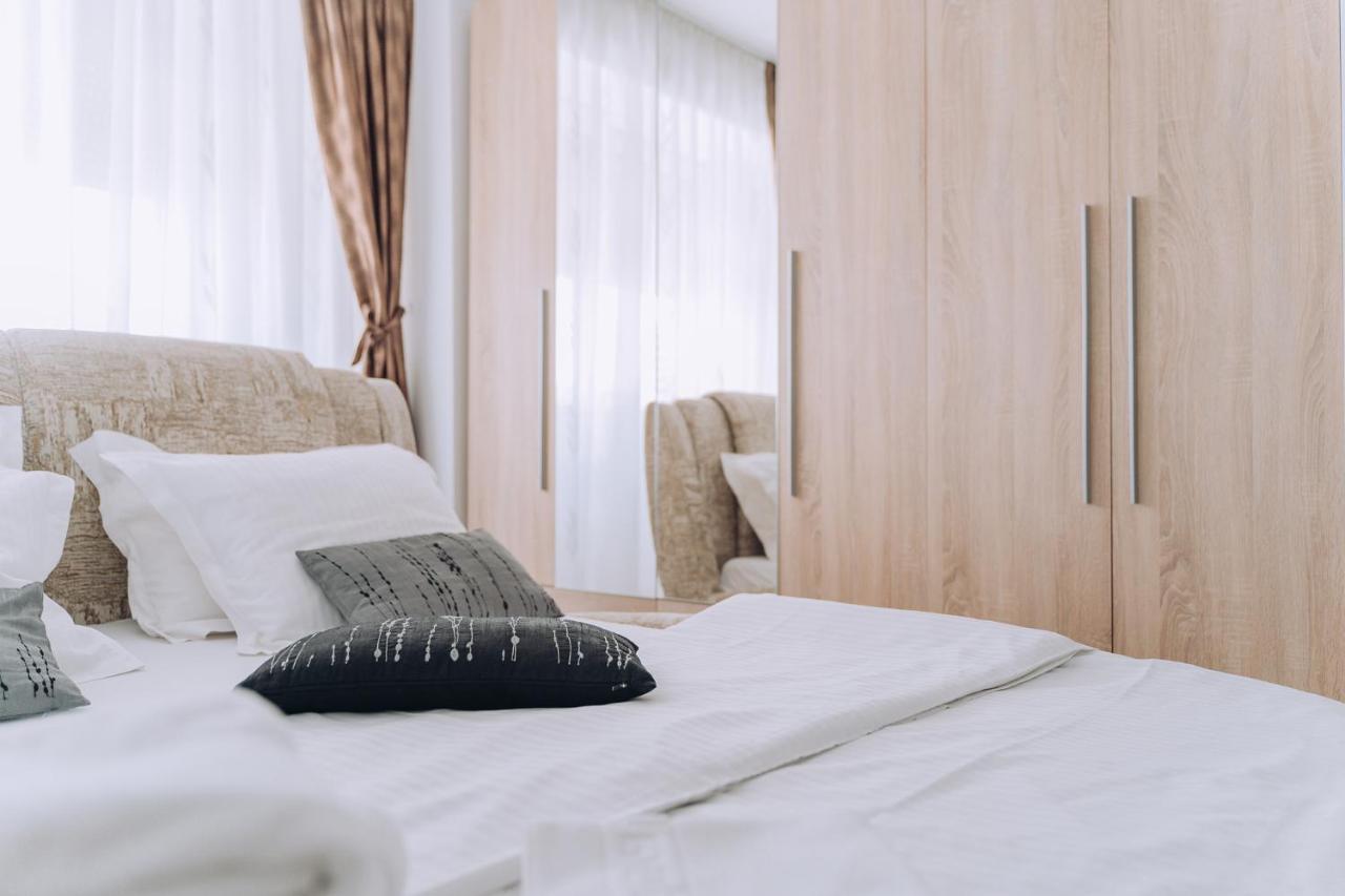 Class Deluxe Apartments Орадя Экстерьер фото