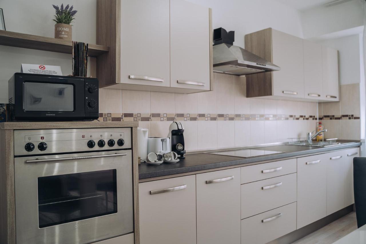 Class Deluxe Apartments Орадя Экстерьер фото