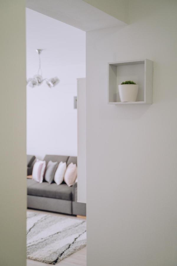 Class Deluxe Apartments Орадя Экстерьер фото