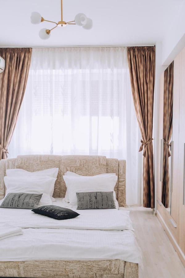 Class Deluxe Apartments Орадя Экстерьер фото