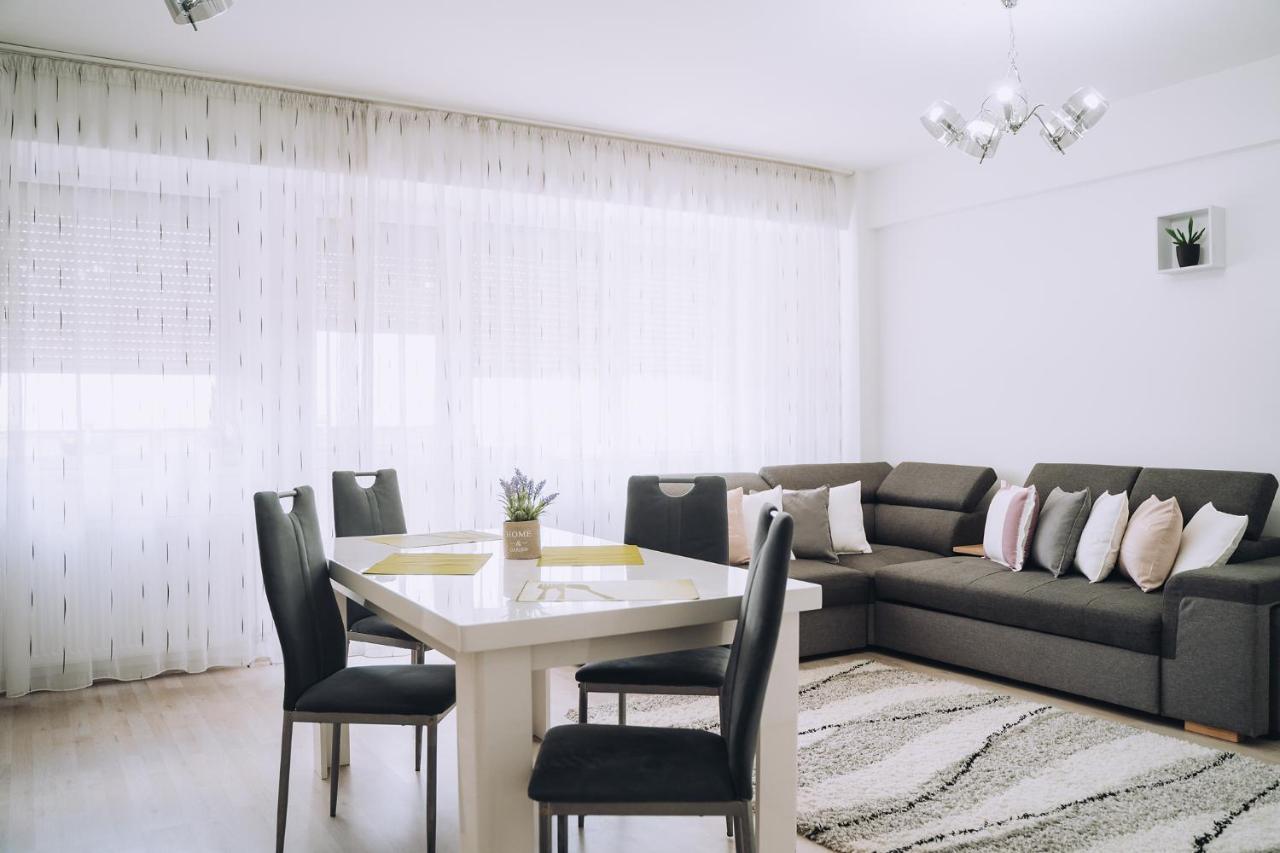 Class Deluxe Apartments Орадя Экстерьер фото