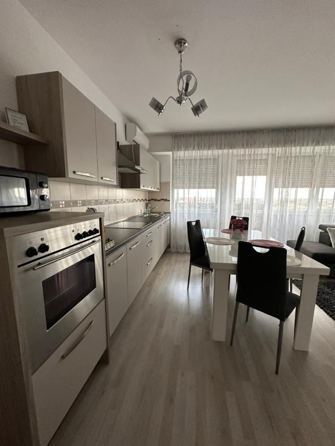 Class Deluxe Apartments Орадя Экстерьер фото